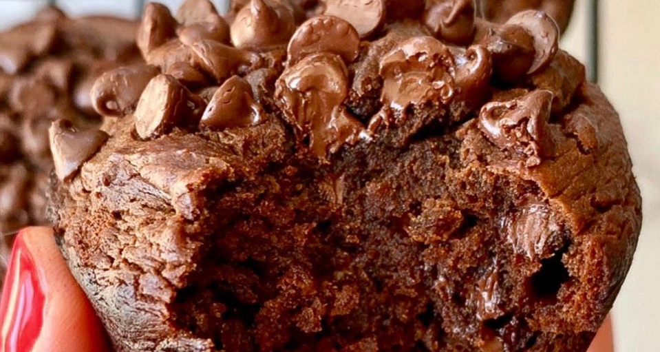 FLOURLESS CHOCOLATE PEANUT BUTTER PUMPKIN BLENDER MUFFINS